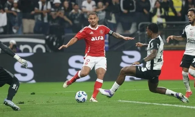 No intervalo do jogo, Alan Patrick deixou o time por opção técnico Roger. (Foto: Ricardo Duarte/Inter)