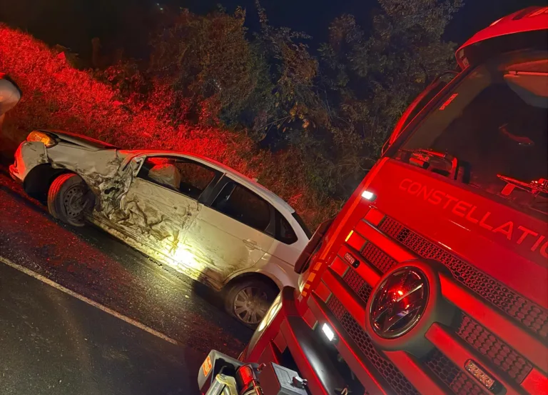 Vítimas feridas estavam em um Fiat Siena.