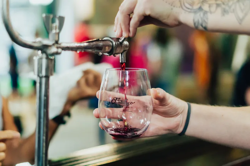 Bento Gonçalves se prepara para a 20ª Fenavinho com Vinho Encanado, Festival Enogastronômico e Desfile Cultural