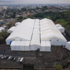 Depois da transferência das pessoas que ainda estavam em atendimento, a estrutura começou a ser desmontada. (Foto: Joel Vargas/Ascom GVG)