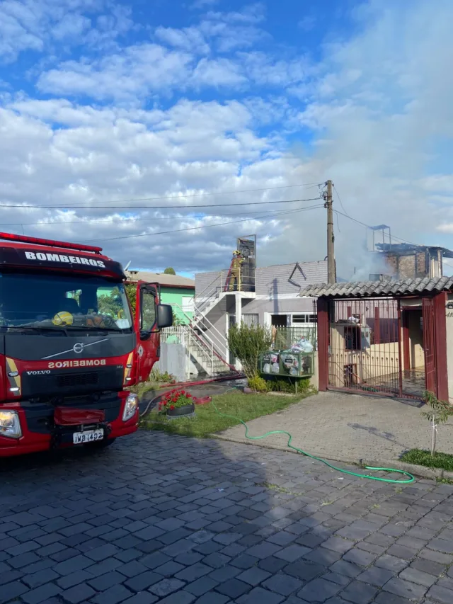 Vídeo: incêndio destrói casa de dois andares em Caxias do Sul Vídeo: incêndio destrói casa de dois andares em Caxias do Sul