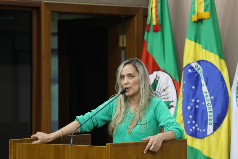 Na sessão ordinária desta terça (06/05), ela defendeu punições mais severas a quem maltrata os animais. Foto: Pietra Lima/Câmara Caxias.