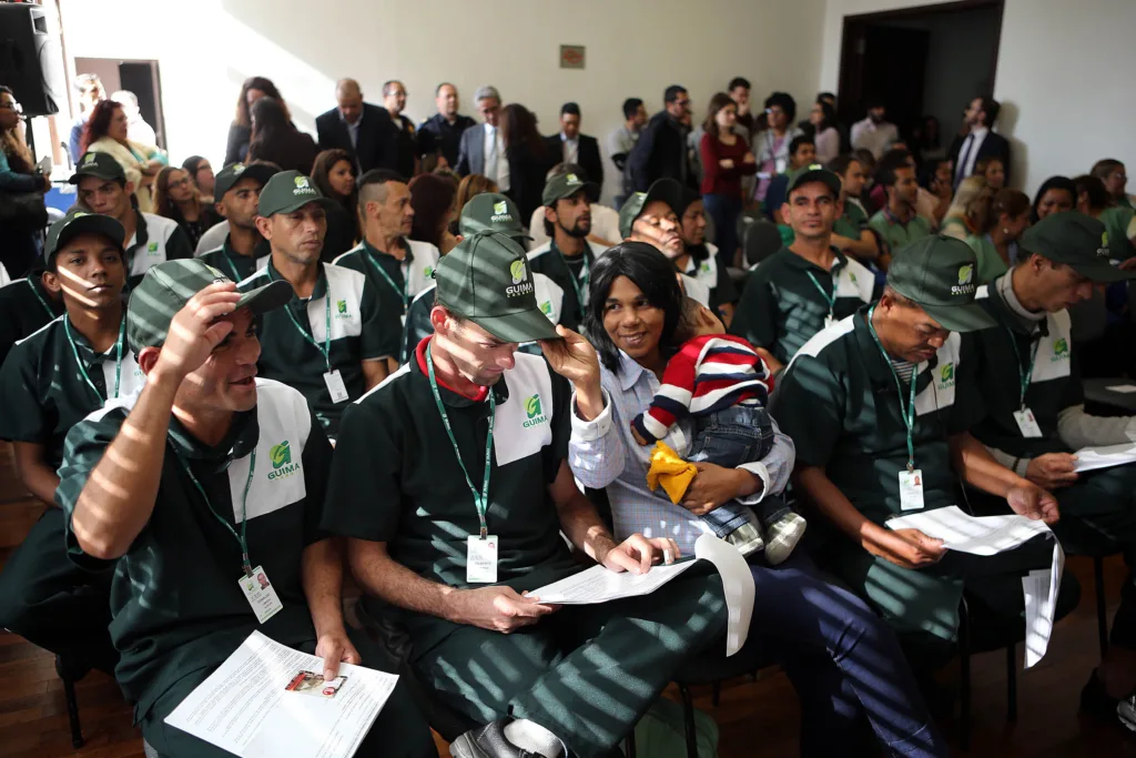 Entrega de carteiras de trabalho para participantes do programa De Braços Abertos em 2014, no Município de São Paulo. Imagem Reprodução Portal Jovem Pan. Entrega de carteiras de trabalho para participantes do programa De Braços Abertos em 2014, no Município de São Paulo. Imagem Reprodução Portal Jovem Pan.