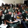 Entrega de carteiras de trabalho para participantes do programa De Braços Abertos em 2014, no Município de São Paulo. Imagem Reprodução Portal Jovem Pan.