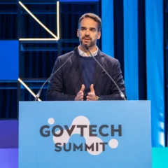 "Inovar é arriscar", diz Eduardo Leite na abertura do GovTech Summit 2025 em Porto Alegre