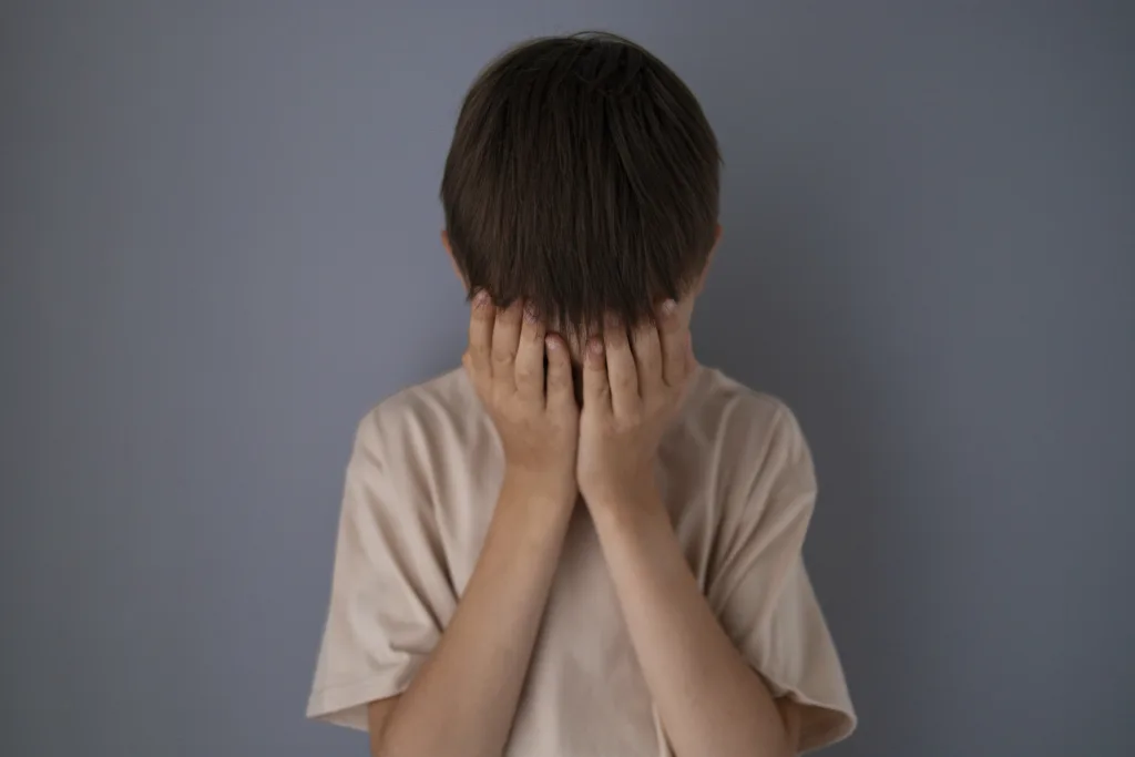 RS registra, em média, 27 casos diários de violência contra crianças e adolescentes. Apenas 10% dos casos de violência sexual são notificados. Foto: Reprodução Freepik.