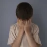 RS registra, em média, 27 casos diários de violência contra crianças e adolescentes. Apenas 10% dos casos de violência sexual são notificados. Foto: Reprodução Freepik.