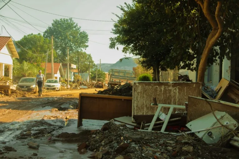 Roca Sales, rua cheia de entulhos, enchente, lama