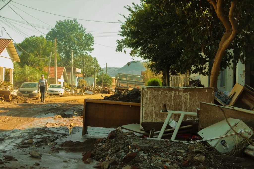 Roca Sales, rua cheia de entulhos, enchente, lama