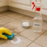 Vinagre com sal combinação que limpa piso encardido de cozinha