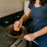 Panela queimada no fundo O método com limão que resolve sem esforço