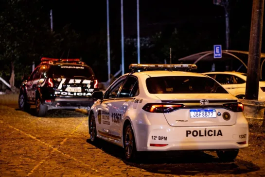 Ambos os detidos são investigados pela participação nos roubos de veículos na cidade. (Foto: 12º BPM)
