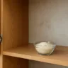 Truque com arroz cru para eliminar umidade de armários e gavetas