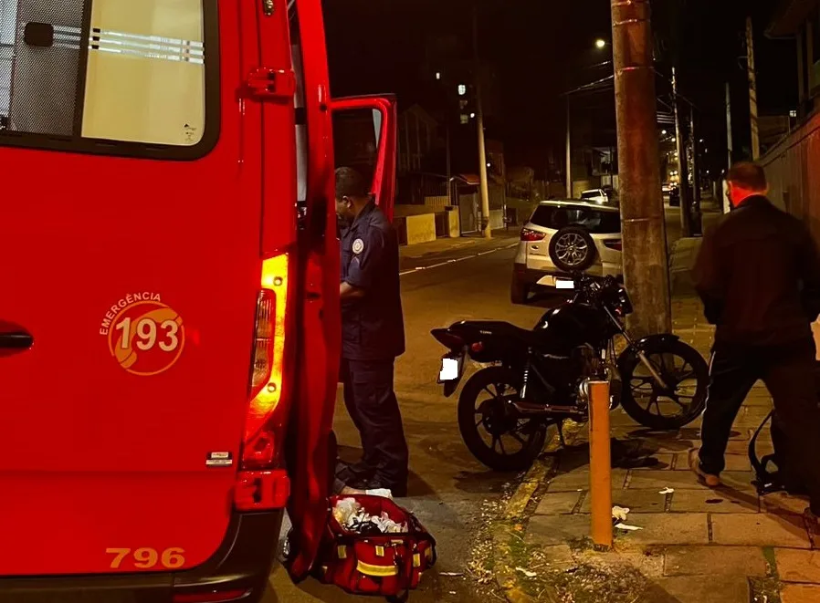 Motociclista fica ferido após colisão entre carro e moto, em Bento Gonçalves