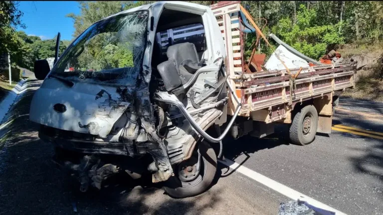 Acidente entre caminhão e utilitário deixa dois feridos na BR-470, em Bento Gonçalves
