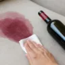 Como tirar mancha de vinho do sofá ou carpete com ingredientes simples