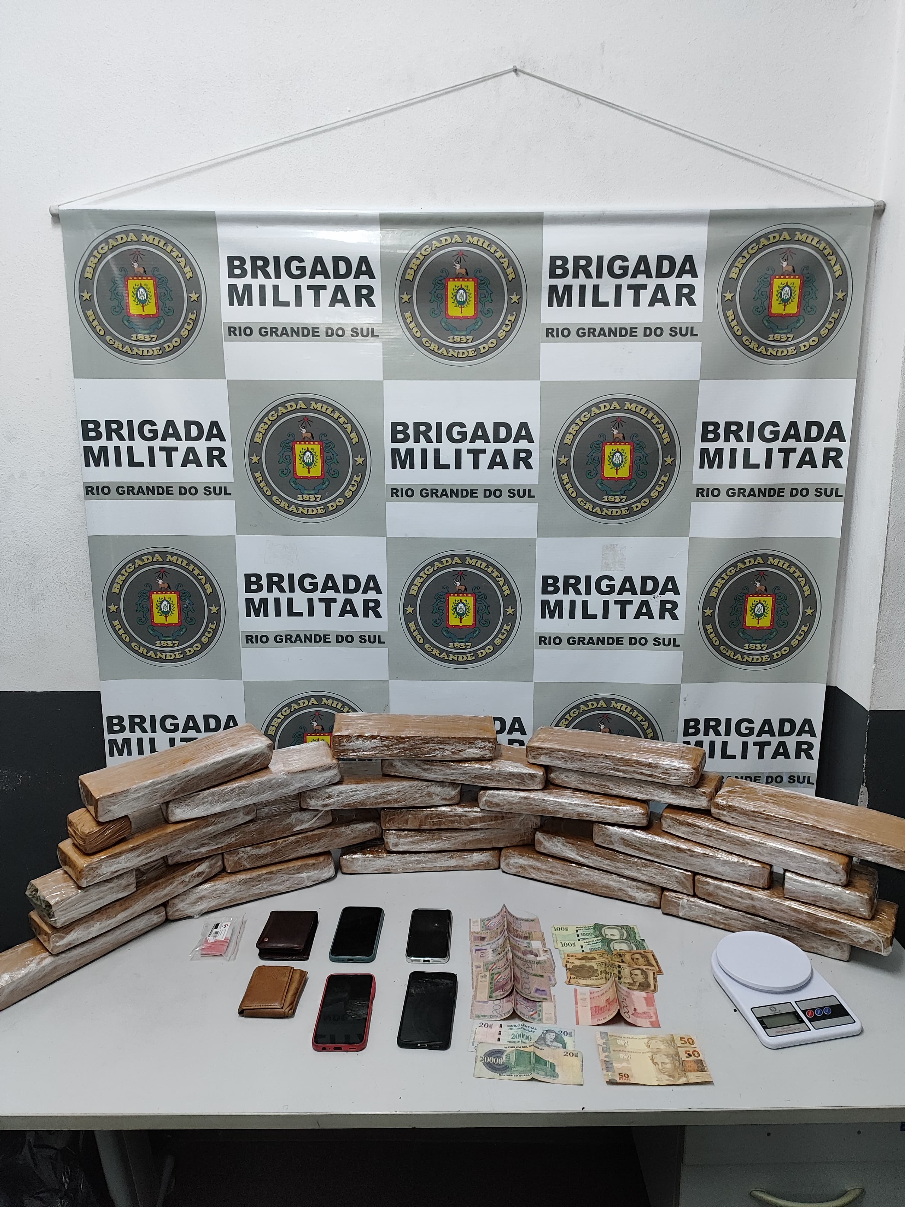 Trio é preso com 27 tijolos de maconha em Caxias do Sul. Foto: 4º BPChq/Divulgação.