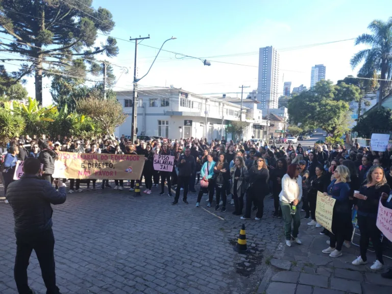 Profissionais da educação protestam em frente à Secretaria Municipal de Educação | Foto: Diego Pereira/Grupo RSCOM