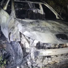 O veículo, um GM Onix, foi identificado como sendo objeto de furto/roubo. (Foto: 10º BPM)