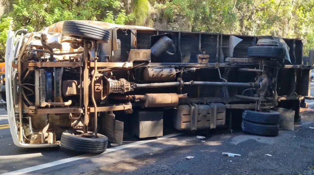 Acidente entre caminhão e utilitário deixa dois feridos na BR-470, em Bento Gonçalves