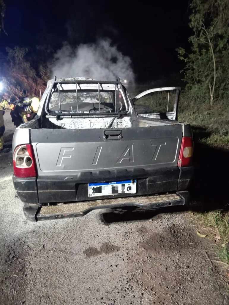 Veículo pega fogo na RS-444, em Santa Tereza