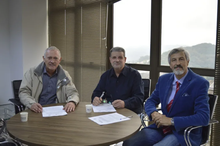 Juarez Piva, Deoclides dos Santos e Carlos Tramontini na assinatura da Convenção Coletiva
