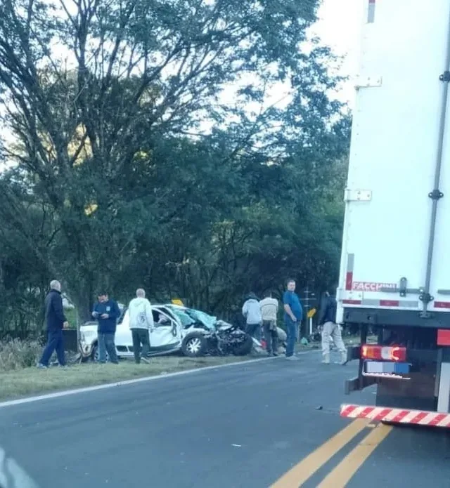 A colisão frontal aconteceu por volta das 7h45, no km 215 da BR-470, altura do bairro Maria Goretti. (Foto: Reprodução)