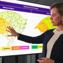 A meteorologista Cátia Valente explica que a condição é de Alerta para as cidades em Laranja no mapa meteorológico. Foto: Luís André/Secom.
