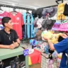 Bancas contam com comerciantes de três nacionalidades: brasileiros, senegaleses e peruanos | Foto: Ícaro de Campos/Prefeitura de Caxias do Sul