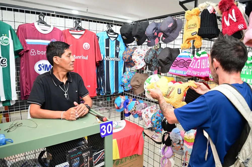 Bancas contam com comerciantes de três nacionalidades: brasileiros, senegaleses e peruanos | Foto: Ícaro de Campos/Prefeitura de Caxias do Sul Bancas contam com comerciantes de três nacionalidades: brasileiros, senegaleses e peruanos | Foto: Ícaro de Campos/Prefeitura de Caxias do Sul
