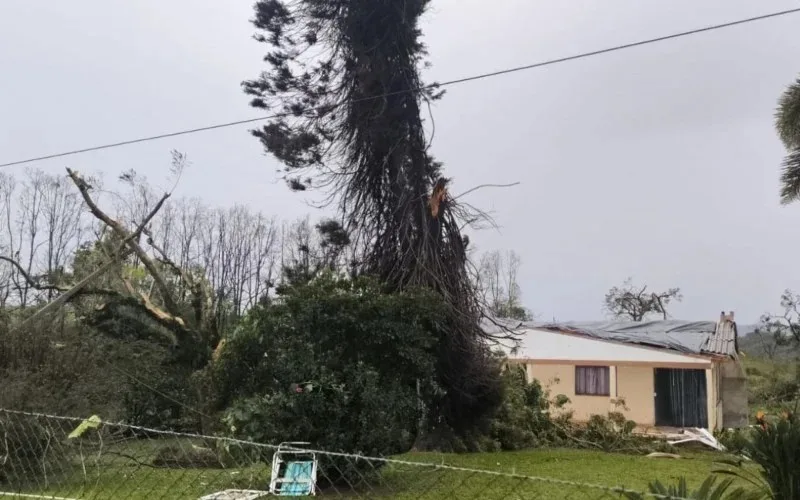 Segundo a Defesa Civil local, o fenômeno derrubou redes elétricas, árvores e postes, e destelhou ainda dezenas de residências. (Foto: Rádio Erval FM 104.9/Redes sociais)