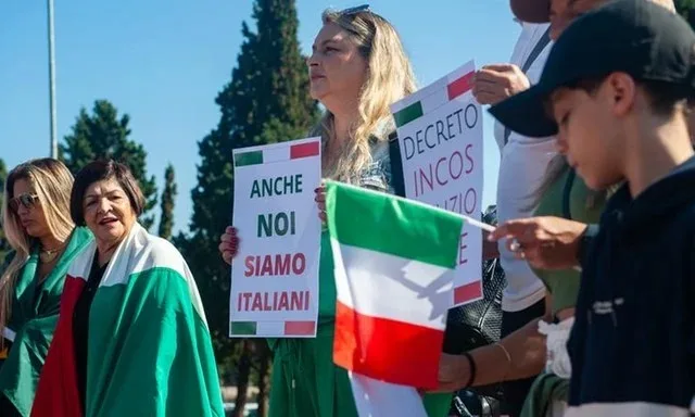 Ato na praça Itália, no bairro Praia de Belas, protestou contra decreto-lei que restringe cidadania a apenas filhos e netos de italianos. (Foto: Camila Cunha)