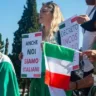Ato na praça Itália, no bairro Praia de Belas, protestou contra decreto-lei que restringe cidadania a apenas filhos e netos de italianos. (Foto: Camila Cunha)
