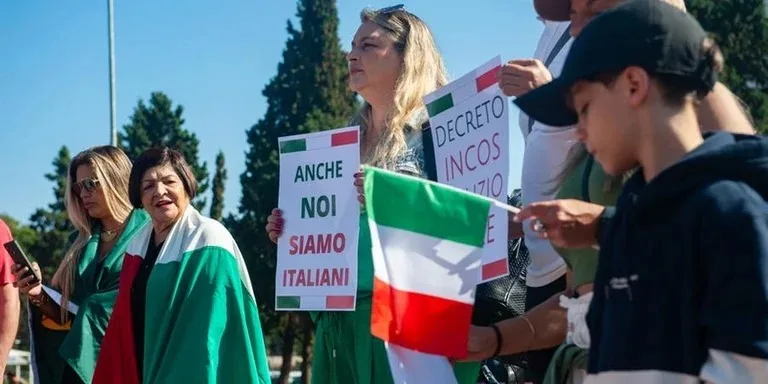 Ato na praça Itália, no bairro Praia de Belas, protestou contra decreto-lei que restringe cidadania a apenas filhos e netos de italianos. (Foto: Camila Cunha)