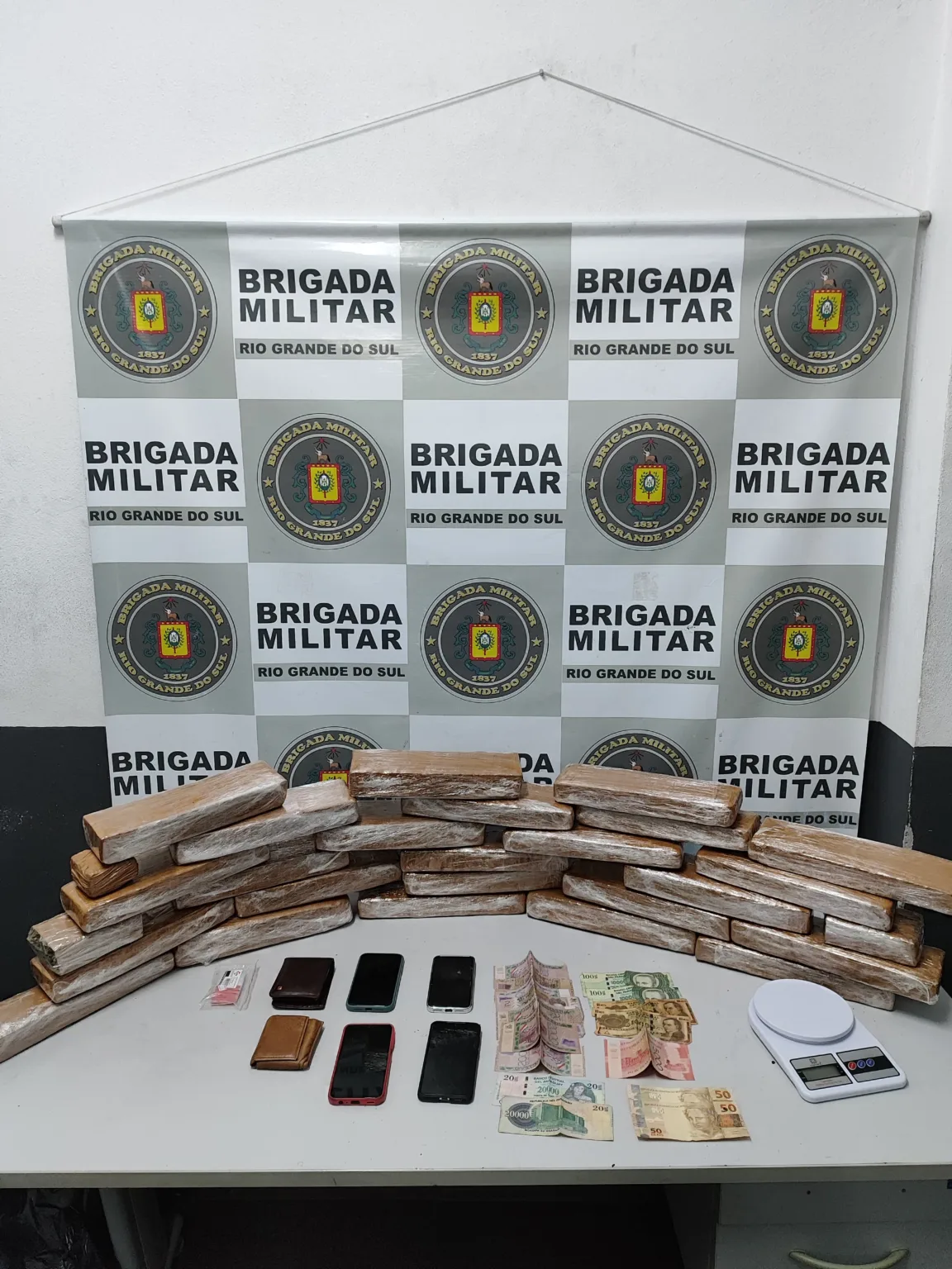 Trio é preso com 27 tijolos de maconha em Caxias do Sul. Foto: 4º BPChq/Divulgação.