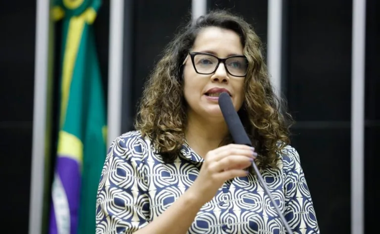 Deputada Federal Denise Pessôa apresenta projeto de lei para proteger idosos contra abusos em empréstimos consignados. Foto: Marcelo Tavares/Divulgação.