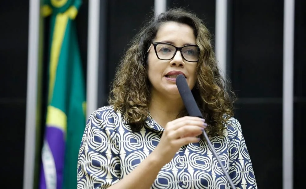 Deputada Federal Denise Pessôa apresenta projeto de lei para proteger idosos contra abusos em empréstimos consignados. Foto: Marcelo Tavares/Divulgação.