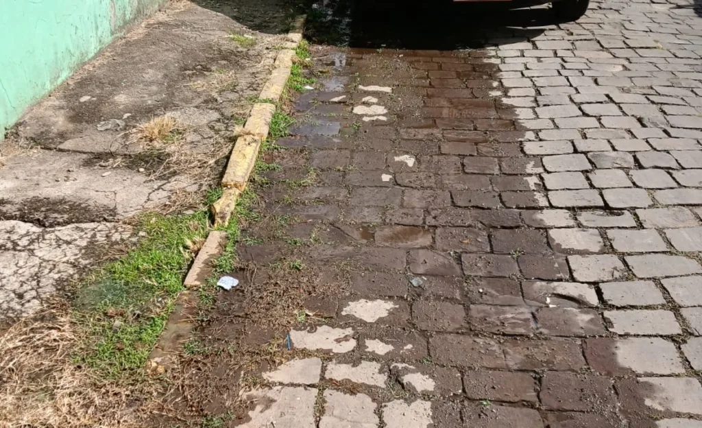 Moradores reclamam de vazamento de água há mais de 15 dias.