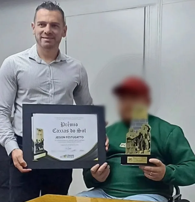 Entrega do Prêmio Caxias a Festugato (Imagem: Reprodução/Arquivo Pessoal / Redes Sociais)