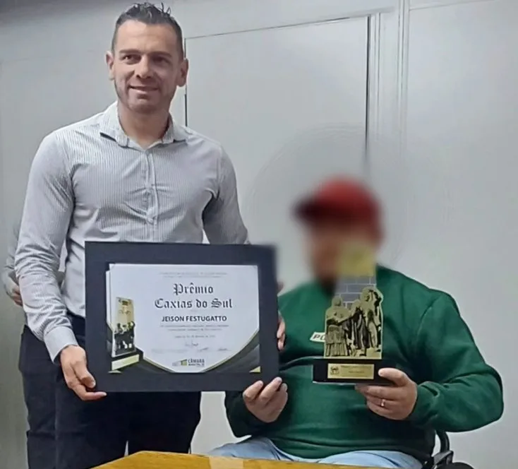 Entrega do Prêmio Caxias a Festugato (Imagem: Reprodução/Arquivo Pessoal / Redes Sociais) Entrega do Prêmio Caxias a Festugato (Imagem: Reprodução/Arquivo Pessoal / Redes Sociais)
