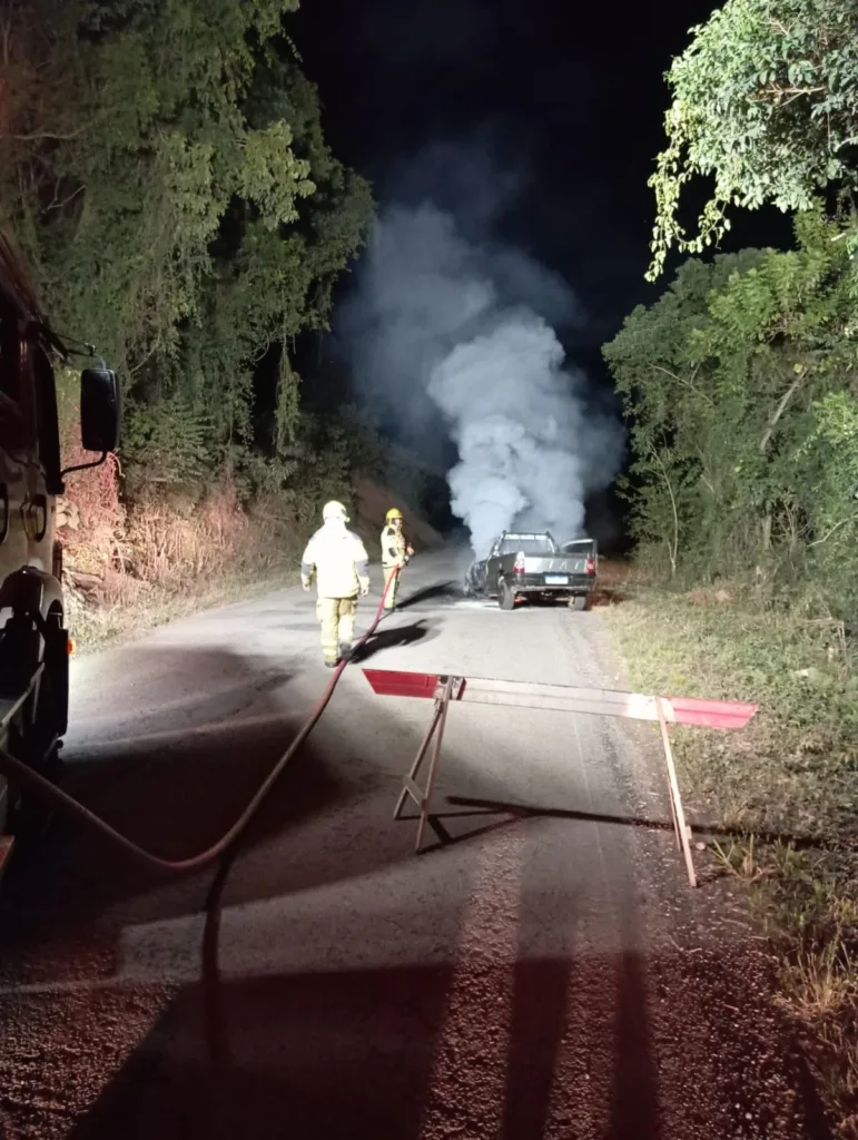 Veículo pega fogo na RS-444, em Santa Tereza
