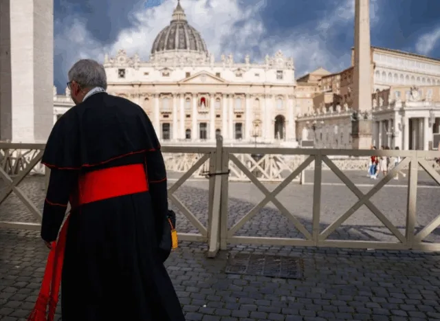 Cardeais iniciam isolamento no Vaticano para o conclave | Foto: DIMITAR DILKOFF/AFP