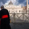 Cardeais iniciam isolamento no Vaticano para o conclave | Foto: DIMITAR DILKOFF/AFP