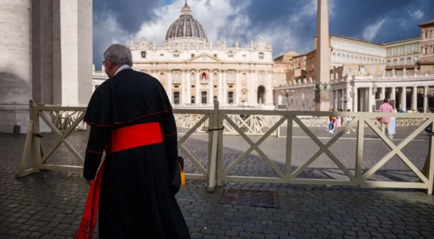 Cardeais iniciam isolamento no Vaticano para o conclave | Foto: DIMITAR DILKOFF/AFP