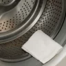 Evite manchas de ferrugem na roupa com um truque simples na máquina