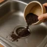 Borra de café no ralo veja o que acontece e como isso pode te ajudar