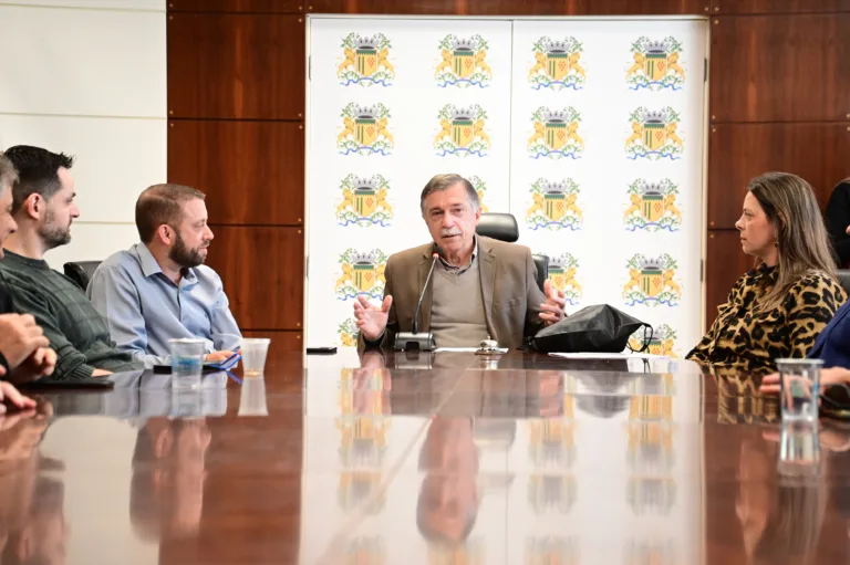Prefeito Adiló assina contrato para implantação de protocolos eletrônicos. Foto: Ícaro de Campos/Divulgação.