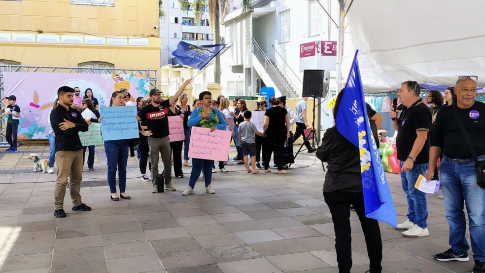 Servidores municipais protestam por reajuste no vale-refeição em Bento Gonçalves nesta sexta-feira (30)