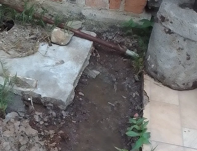 Esgoto a céu aberto revolta moradores no bairro Zatt, em Bento Gonçalves
