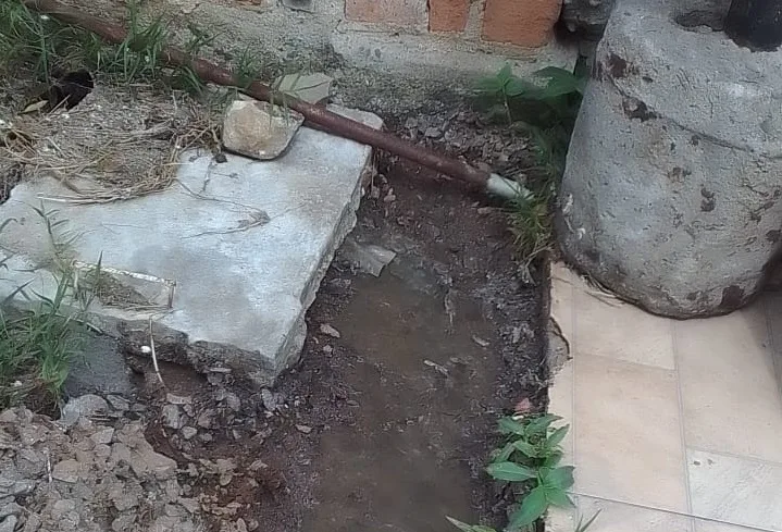Esgoto a céu aberto revolta moradores no bairro Zatt, em Bento Gonçalves